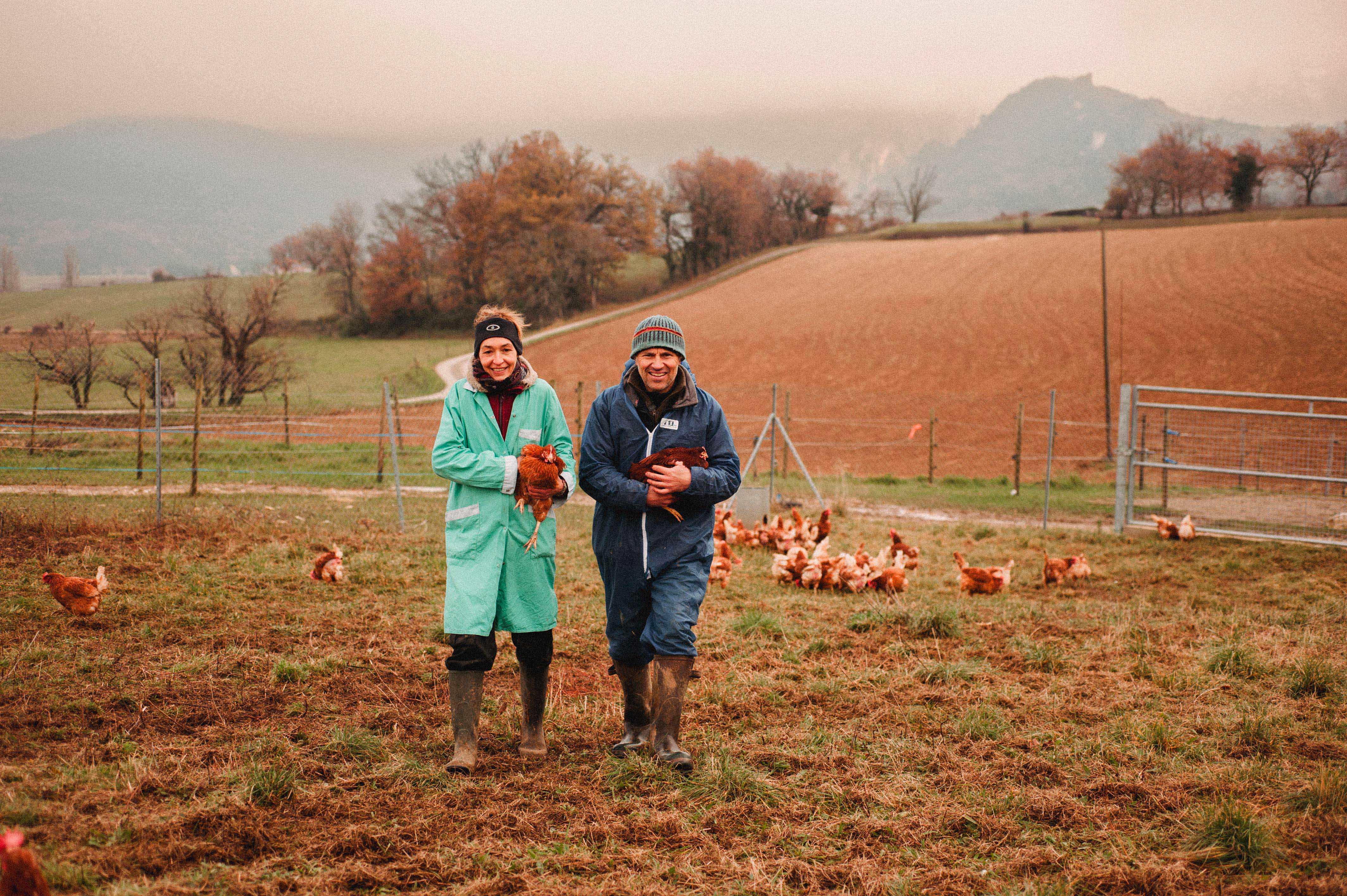 Gwenaëlle et Cyrille, éleveurs avicoles Bio et maraîchers Bio dans la Drôme en Auvergne-Rhône-Alpes